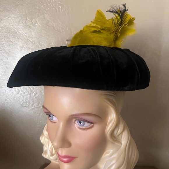 ELEGANT 1950s\' BLACK VELVET \
